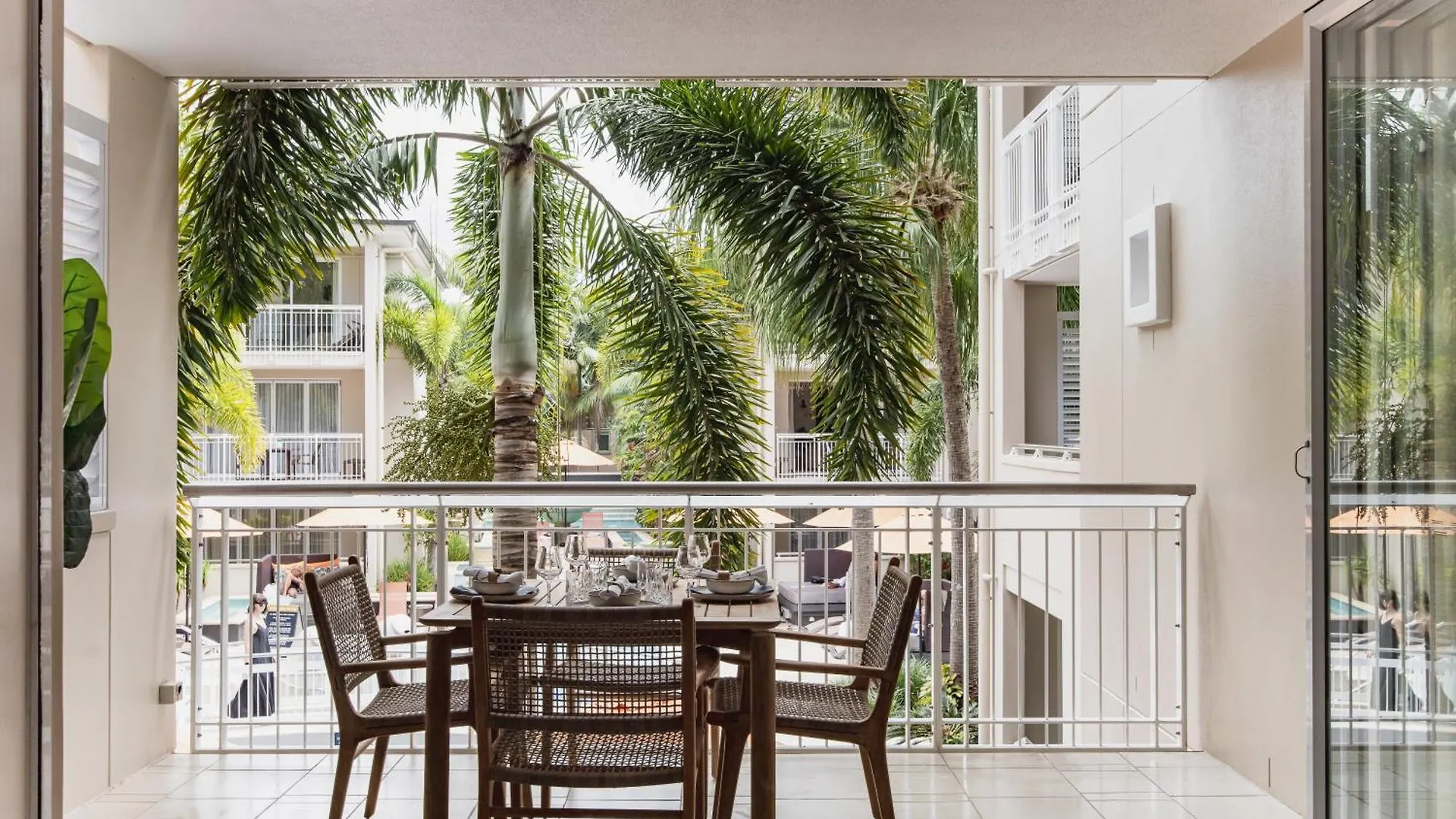 Sleek Apartment Overlooking Pool Noosa Heads 0*,